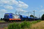 Raildox 187 666-3 fuhr am 21.06.2021 mit einem Güterzug, durch Vietznitz, in Richtung Hamburg.