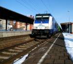 Am 16.03.2013 fuhr 246 011 mit einem Holzzug durch Stendal in Richtung Niedergrne (Zellstoffwerk).