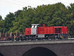 Ende August 2022 zog ein Ruhrpott Sprinter (275 815-9) einen mit Schienen beladenen Zug über die Hochfelder Eisenbahnbrücke in Duisburg unterwegs.