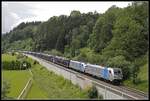 187 302 + 187 306 ziehen am 10.06.2018 einen Güterzug bei Langenwang durchs Mürztal.