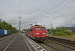 151 106-2 zieht einen gemischten Güterzug durch den Bahnhof Bönen in Richtung Hagen (10.07.2022)