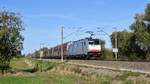 Railpool 186 447, vermietet an Lineas, mit Volvo-Schiebewandwagenzug Maschen Rbf - Gent-Zeehaven (B) (Hüde, 05.10.18).