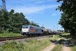 Railpool 186 551, vermietet an HSL Logistik, mit Silowagenzug in Richtung Hannover (Gandesbergen, 31.07.2020).