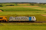 187 310 Railpool mit einer Schienenschleifmaschine bei Oberdachstetten Richtung Würzburg, 17.07.2020