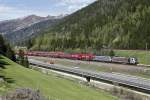 186.285 und 186.288 von RAILPOOL fahren am 8.Mai.2014 am Brennerpaß mit einem Güterzug Richtung Süden.