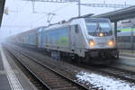 Nebliger Morgen am Bahnhof Murten: Die von der BLS gemietete Railpool Lok 187 004 mit dem morgendlichen Güterzug.
