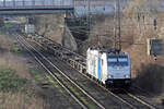 Rpool 186 455-2 unterwegs für Lineas auf der Hamm-Osterfelder Strecke in Recklinghausen 15.2.2022