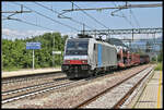 Railpool 186283 durchfährt hier mit einem kurzen Güterzug am 31.5.2022 um 12.13 Uhr den Bahnhof Egna / Neumark in Richtung Trento.