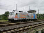 Die für HSL fahrende RPOOL 186 551 wurde,am 17.Juli 2022,von ihrer Schwesterlok 186 539,in Rostock Seehafen,abgeholt.