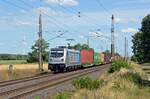 Mit einem SETG-Containerzug aus Hof mit Ziel Hamburg rollt 187 303 der Railpool am 16.07.23 durch Wittenberg-Labetz Richtung Dessau.