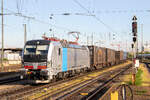 Die Br 193 146 von Railpool, vermietet an SBB Cargo International, zieht einen Gterzug durch Basel Badischer Bahnhof Richtung Basel RB. 11.4.2024