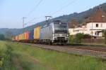 Das Quietscheentchen fährt mit 193 804 und einem Containerzug über die KBS 610 Richtung Norden. Aufgenommen in Ludwigsau-Friedlos am 17.05.2014.