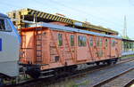 Fahrleitungsmontagewagen ( FMW ) Bauart 503  FMW Nr.4  (99 80 9536 001 7 D-RPRS) am Haken von  218 308-5  am 22.07.22 Durchfahrt Bahnhof Stendal Hbf.