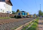 Die Railsystems 294 096 kam am 19.04.2019 mit einem kurzen Bauzug über die KBS 610 durch Ludwigsau-Friedlos in Richtung Süden.