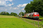 218 469 RP  Betty Boom  und 218 447 RP mit einem Bauzug bei Großkarolinenfeld Richtung Rosenheim.