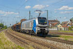 2159 234 Eurodual von Railsystems und einem Holzzug bei Augsburg Oberhausen am 18.05.2022 richtung Kaufering