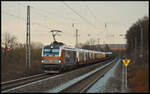 Railsystems RP 248 001 fuhr am 23.02.2024 mit Schnittholz aus Kaufering kommend nordwärts durch Marktbreit.