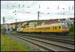 Die Diesellok 218 447-1 (Railsystems RP) ist am 16.05.2023 mit dem  Fahrwegmessung  Messzug von DB Netzinstandhaltung bei der Arbeit zwischen Nürnberg und Würzburg, als der Zug am Fotografen