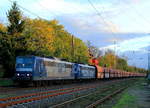 Die Lokomotiven 267 (151 144) und 264 (151 143) der RBH durchfahren am 27.10.2017 den Bahnhof Lintorf