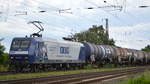 RBH Logistics GmbH, Gladbeck [D] mit  145 011-3   [NVR-Nummer: 91 80 6145 011-3 D-DB] und Kesselwagenzug am 03.07.20 Nähe Bf.