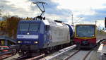 Da war der Kesselwagenzug mit RBH Logistics GmbH, Gladbeck [D]  145 064-2  [NVR-Nummber: 91 80 6145 064-2 D-DB] Richtung Stendell etwas schneller als die einfahrende S2 der Berliner S-Bahn am 28.10.20