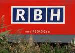 Logo auf 145 040-2 Lz der RBH, die auf 3 lange auf Weiterfahrt warten musste | Anklam [WAK] | Oktober 2022 | vom Parkplatz Hafenstrasse aus aufgenommen