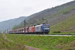 RBH Logistics 145 064 und 145 066 mit leerem Schüttgutwagenzug in Richtung Koblenz (bei Pommern/Mosel, 17.04.19).