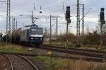 RBH 145 063-4 mit Kesselwaggons durch Anklam - auf dem Gegengleis auch schon  grün  für den entgegenkommenden Güterzug aus Richtung Angermünde. Mein Standort: Anklam - Parkfläche in der Hafenstrasse. 28.11.2019