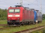 185 043-7 wird in Krze den RBH-Kesselzug63900 von WRS nach Stendell im Bahnhof Rostock-Seehafen bespannen.Aufgenommen am 14.06.09 in Hhe Hp Rostock-Dierkow.