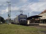 143 056-0 (RBH 114) und 143 571-8 (RBH 119) stehen am 28. Juli 2011 mit einem leerem Kesselwagenzug auf Gleis 4 in Kronach.