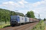 RBH 143 186-5 und Schwesterlok ziehen einen langen Kohlezug durch Leutesdorf. Aufgenommen am 09/07/2011.