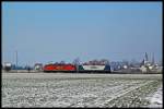 Als Lokzug rollen RBH 108 (ex 143 916-5) und RBH 120 (ex 143 079-2) an der kleinen Ortschaft Strieen vorbei Richtung Norden. (bei Priestewitz, 12.02.2012)