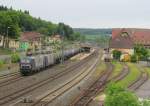 143 941-3 und eine weitere 143 von RBH ziehen am 30. Mai 2013 einen Kesselwagenzug durch Kronach.