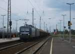 143 084-2 (RBH 110) und 143 517-8 (RBH 119) ziehen am 15.August 2013 einen Holzzug nach Saalfeld durch Grokorbetha.