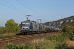 RBH 102 (143 049) + RBH 113 (143 059) mit einem Kesselwagenzug am 28.09.2013 bei Thngersheim.