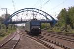 Aus dem Gegenlicht kam dieses RBH Doppelgespann, bestehend aus 143056 und 143217,   am 19.05.2014 in den Bahnhof Salzbergen gefahren.