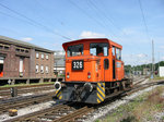 Zu einer Zeit als das Betriebswerk der RBH in Gladbeck noch existierte, wurde 326 dort bei Rangierarbeiten abgelichtet.
Am 3. September 2003 herrschte hier noch heile Welt.