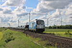 SIEAG 247 909  Anne  verlässt mit einem  blauen Autozug  im Dienste der RDC Autozug GmbH den Bahnhof Lehnshallig zur Fahrt nach Westerland(Sylt).