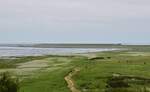 Am Sylter Ostende führt ein beliebter Wanderweg zum Morsumer Kliff. Von dort gibt es schöne Ausblicke über den Hindenburgdamm bis zum Festland. Allerdings stößt die 247 908 oder 909, die am 04.06.2022 einen Autozug auf die Insel befördert, bei den Spaziergängern nur auf geringes Interesse.