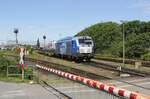 Mit einem Autozug von RDC verlässt 247 909 am 09.06.2022 den Bahnhof Westerland