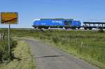 Am Ortsausgang von Morsum ist 247 909 von Autozug Sylt am 15.06.2020 mit einem Shuttle gen Westerland unterwegs