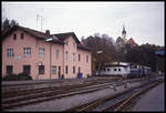 Bahnhof Viechtach mit Lok D 03 im Hintergrund am 17.10.1993.