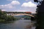  V 160 003  am 16.6.1985 auf der heute nur noch einen Radweg tragenden Regen-Brücke bei Blaibach auf der (ehemaligen) Strecke der Regentalbahn. 