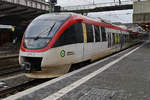 Der Triebzug 1004-2 hier im Februar 2021 bei der Abfahrt vom Hauptbahnhof Wuppertal.