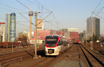 Vom Bahnsteig des Haltepunkts Düsseldorf-Hamm kann man sehr gut den Bahnverkehr zusammen  mit der Skyline von Düsseldorf aufnehmen, wie hier z.B: mit VT 1004 + VT 1005 am 16.02.2016.