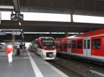 Wagen 1006-2 der Regio Bahn erreicht am 12.7.13 als S28 Richtung  Karster See   Dsseldorf Hbf .