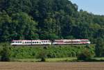 Auf der Rampe von Erkrath herunter kommt ein S28 Zug der aus den Triebwagen Stadt Neuss und Stadt Düsseldorf besteht und in wenigen Minuten Gerresheim erreichen wird auf seinem Weg nach Kaarster See. Sonntag den 22.8.2015