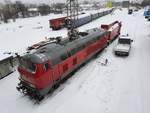 Bei winterlichen Bedingungen pausierte am 19.01.2021 die Rennsteigbahn 218 492-7 mit dem Schneepflug SPM 714 Meiningen (80 50 979 7 212-1) in Ilmenau.