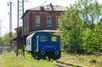 ... miet dir deine Eisenbahn: 
Nebenbahnromantik an der KBS 980. Klein-Diesel mit 3-achsigem Umbauwagen vor dem denkmalgeschtzten Bahnhofsgebude von Neuoffingen. (Juni 2008)