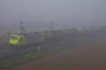 119 005-6 von Rhein Cargo mit einen Kesselzug im Morgen Nebel gesehen am 27.10.15 bei Harrbach.